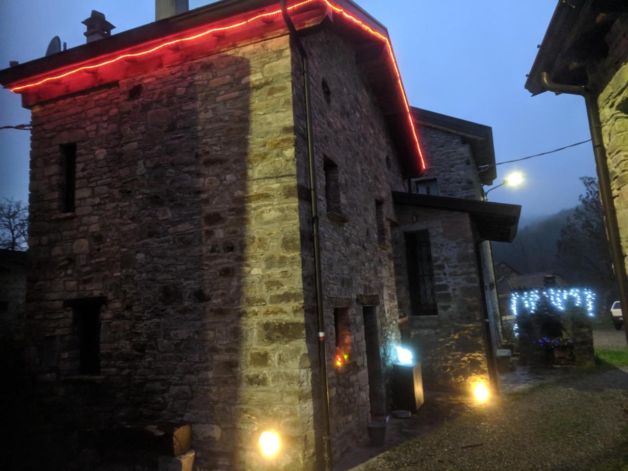Albergo Diffuso Casa Delle Favole Ferriere Bagian luar foto